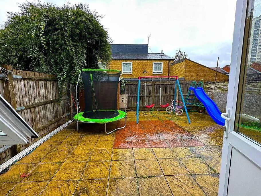 New! 4 Bedroom London House With Garden And Lawn 0*,