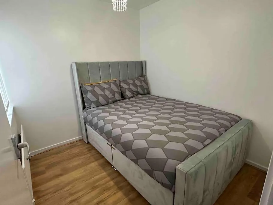 New! 4 Bedroom London House With Garden And Lawn Birleşik Krallık