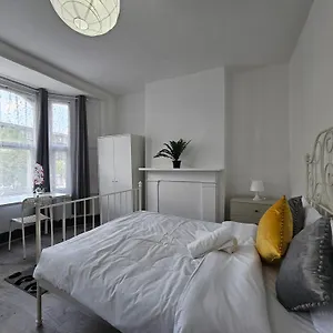 Homestay Family Near Queen Mary College, London